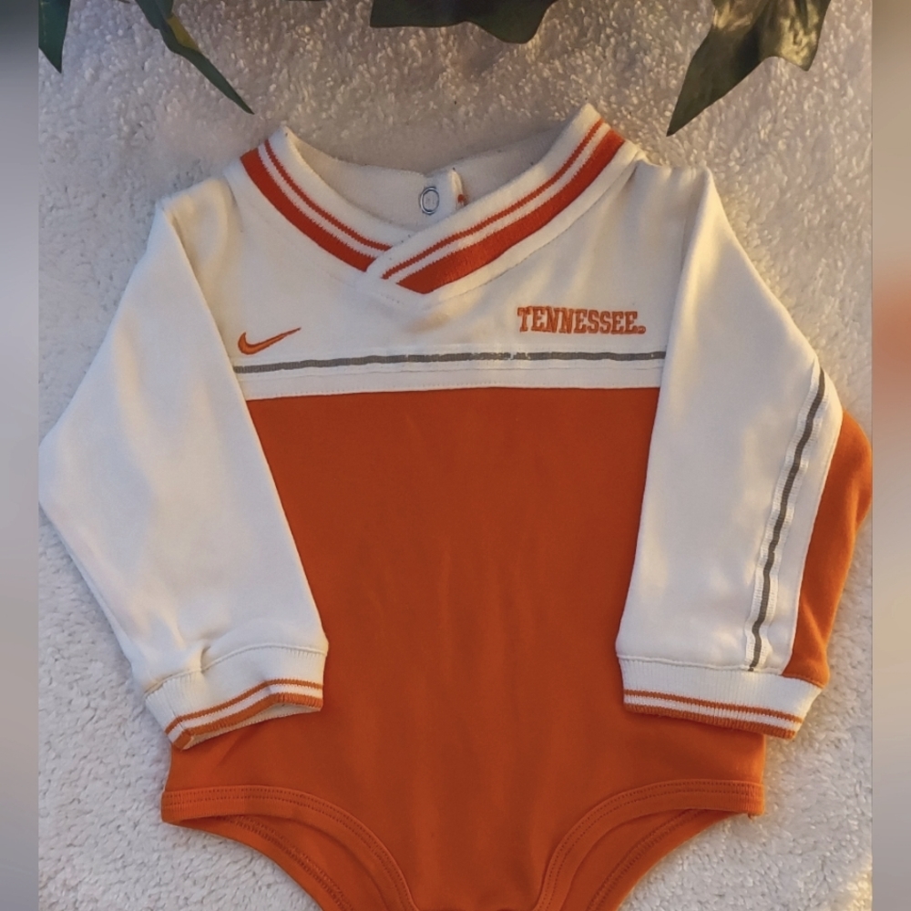 Nike Tennessee Vols Long-Sleeve Bodysuit Size 6-9 mo